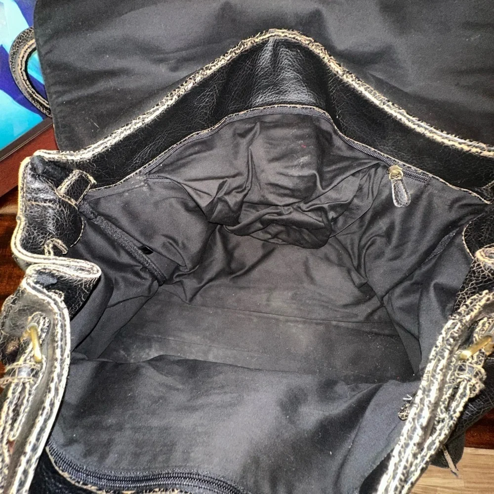 FINA FIRENZE TRAVEL DISTRESSED LEATHER MESSENGER BAG MANY POKETS .